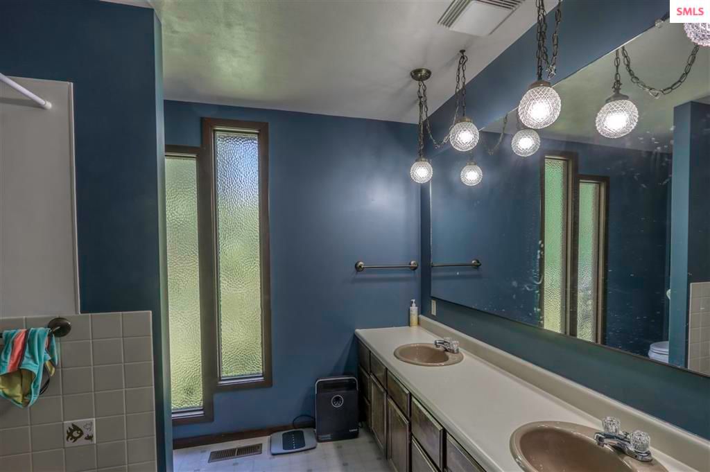 Starrs Acreage: 830 Kootenai Cutoff Rd, Sandpoint, ID 83864